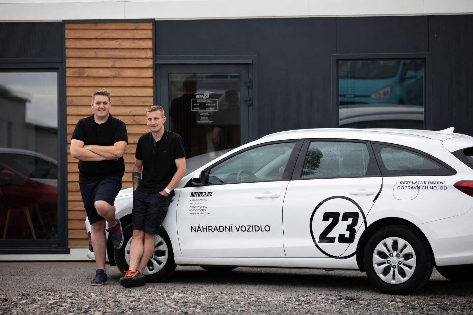 Roman Jinšík s kolegou před provozovnou AUTO23 u náhradního vozidla